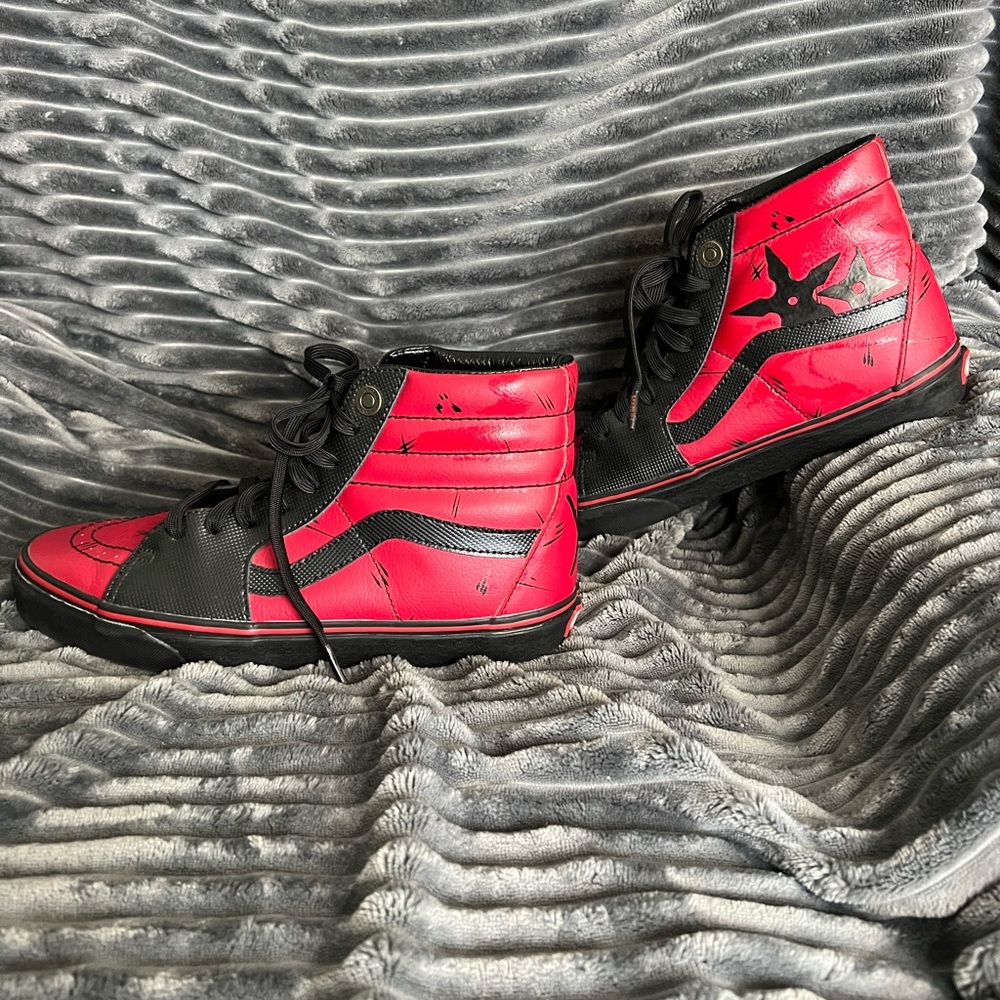 Men’s size 9/women’s 10.5 Deadpool vans in red and black.